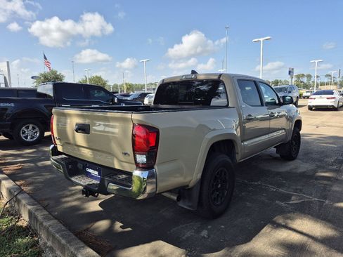 Used 2020 Toyota Tacoma SR5 AWD/4WD image 11