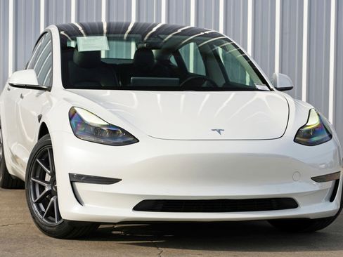 Used 2021 Tesla Model 3 Standard Range Plus image 4