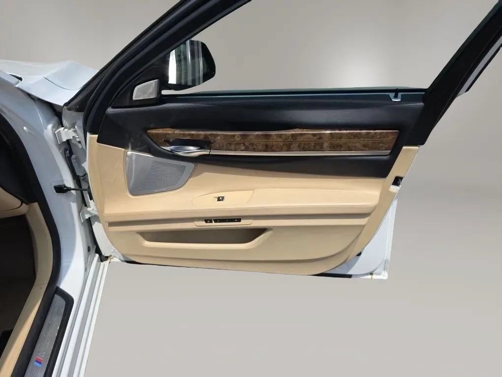Used 2015 BMW 750Li RWD image 53