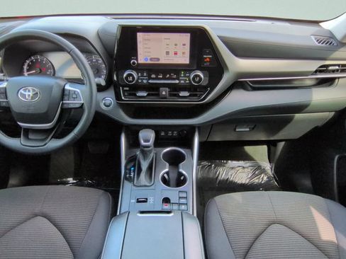 Used 2023 Toyota Highlander LE FWD image 11