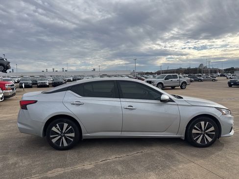 Certified 2022 Nissan Altima 2.5 SV image 8