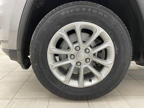 Used 2021 Jeep Grand Cherokee Laredo image 6