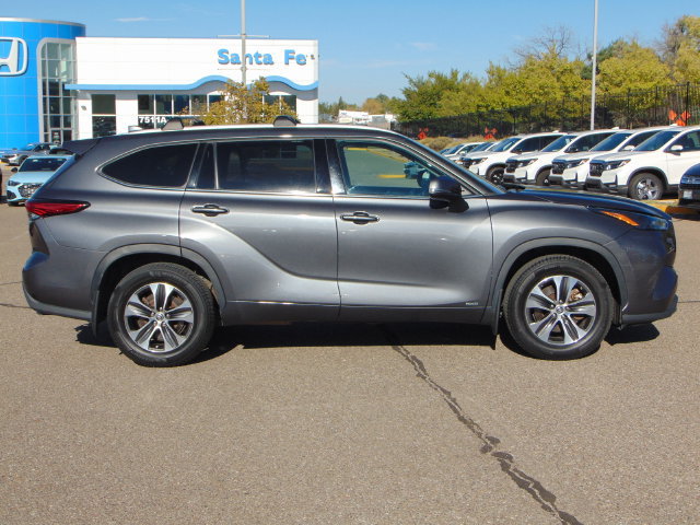 Used 2022 Toyota Highlander XLE AWD/4WD image 3