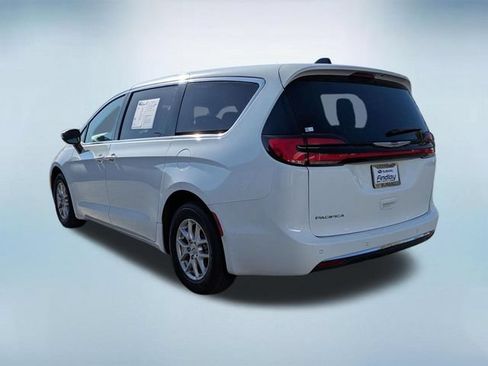 Used 2023 Chrysler Pacifica Touring-L FWD image 5