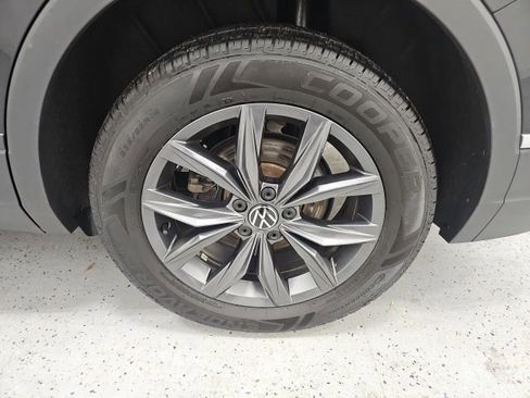 Used 2023 Volkswagen Tiguan SE w/ Panoramic Sunroof Package image 10