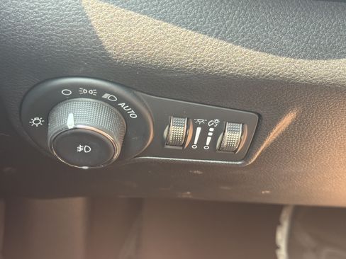 Used 2024 Jeep Compass Latitude AWD/4WD image 30