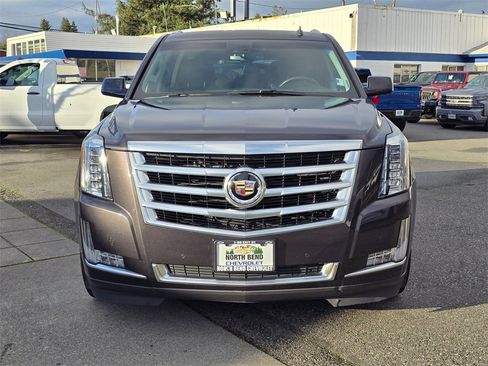 Used 2015 Cadillac Escalade ESV Luxury image 2