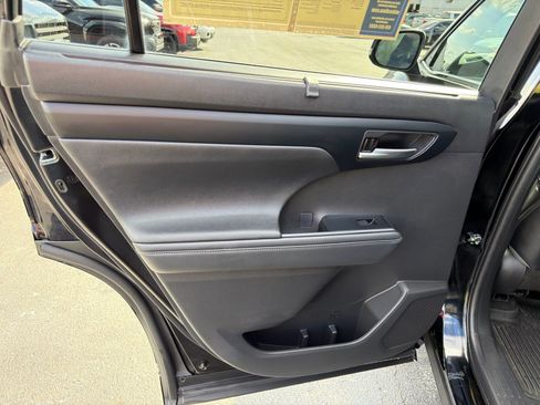 Used 2023 Toyota Highlander XLE image 27