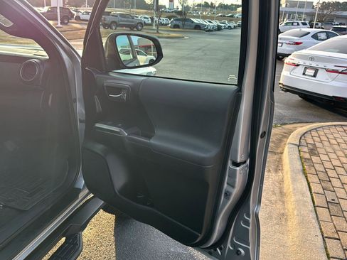 Used 2021 Toyota Tacoma TRD Off-Road image 12