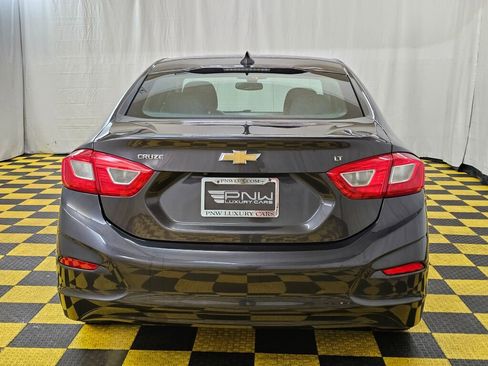 Used 2017 Chevrolet Cruze LT image 4