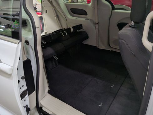 Used 2022 Chrysler Voyager LX image 16