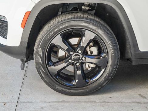 Used 2023 Jeep Grand Cherokee Limited w/ Black Appearance Package image 10