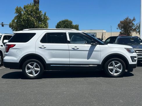 Used 2017 Ford Explorer XLT AWD/4WD image 3