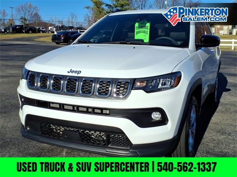 Used 2025 Jeep Compass Latitude image 9