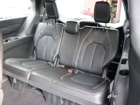 Used 2025 Chrysler Pacifica Select FWD image 13