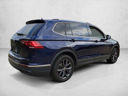 Used 2023 Volkswagen Tiguan SE w/ Panoramic Sunroof Package FWD image 5
