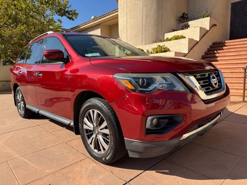 Used 2017 Nissan Pathfinder SV FWD image 1