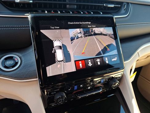 New 2025 Jeep Grand Cherokee Limited w/ Luxury Tech Group II image 13