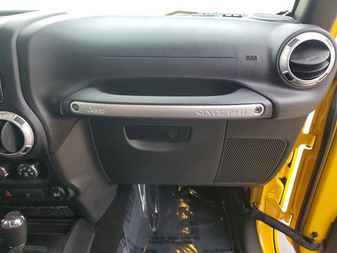 Used 2015 Jeep Wrangler Sahara image 30