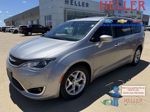 Used 2017 Chrysler Pacifica Touring-L w/ Tire & Wheel Group FWD image 1
