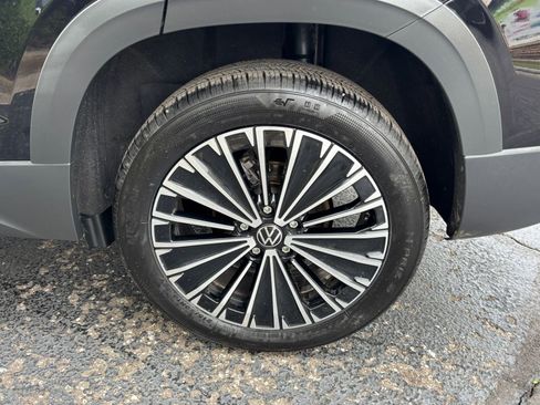 Used 2025 Volkswagen Taos SE image 31