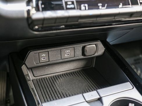 Used 2025 Toyota Prius LE FWD image 24