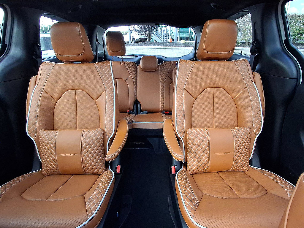 Used 2025 Chrysler Pacifica Pinnacle FWD image 13