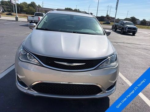 Used 2017 Chrysler Pacifica Touring-L w/ Tire & Wheel Group FWD image 2