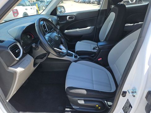 Used 2025 Hyundai Venue SEL FWD image 11