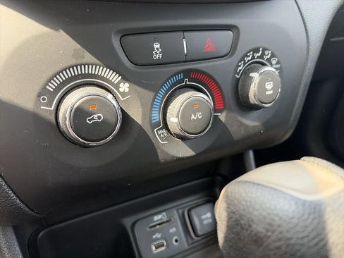 Used 2016 Jeep Cherokee Sport FWD image 25