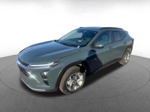 Used 2025 Chevrolet Trax LT image 8