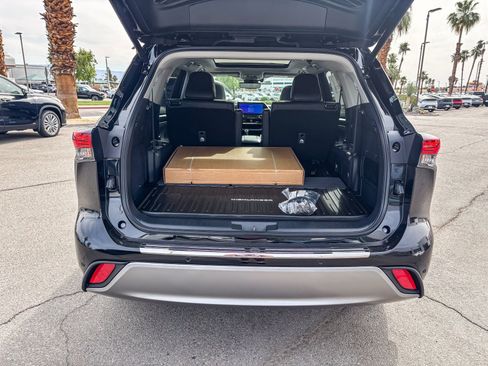 New 2026 Toyota Highlander Platinum AWD/4WD image 13