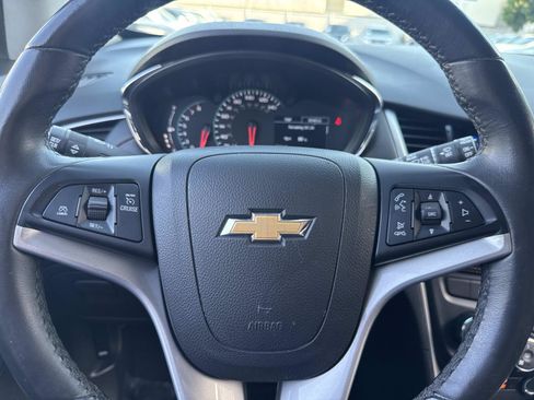 Used 2021 Chevrolet Trax LT w/ LT Convenience Package FWD image 17
