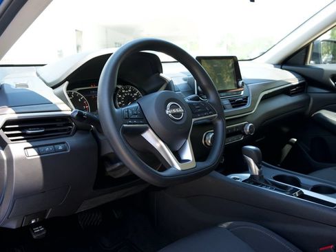 Used 2025 Nissan Altima 2.5 SV FWD image 14