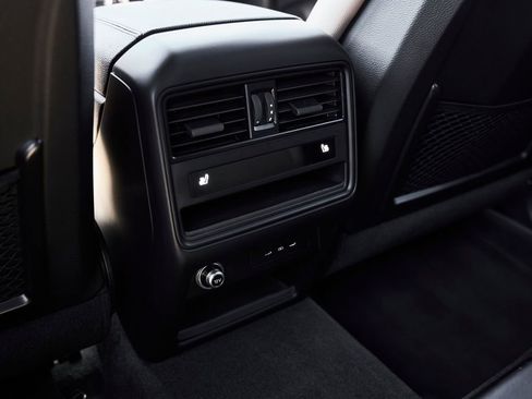 Used 2025 Porsche Cayenne AWD/4WD image 46