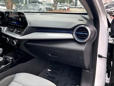 Used 2025 Chevrolet Trax LT w/ LT Convenience Package image 18