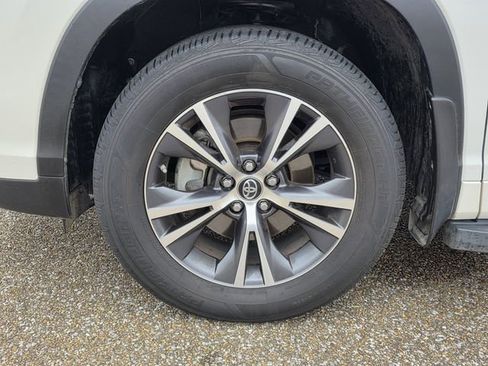 Used 2017 Toyota Highlander LE image 30