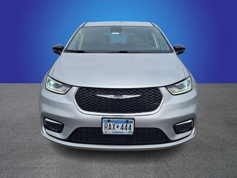 Used 2024 Chrysler Pacifica Touring-L FWD image 2