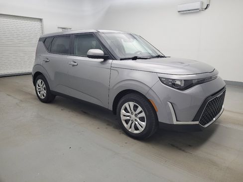 Used 2025 Kia Soul LX image 11