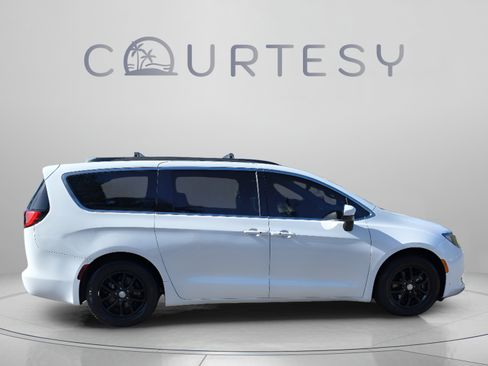Used 2020 Chrysler Voyager Lxi FWD image 6