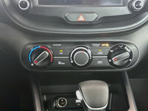 Used 2025 Kia Soul LX w/ LX Technology Package FWD image 23