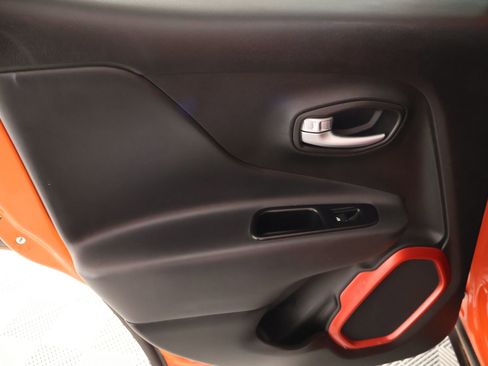 Used 2018 Jeep Renegade Trailhawk AWD/4WD image 16