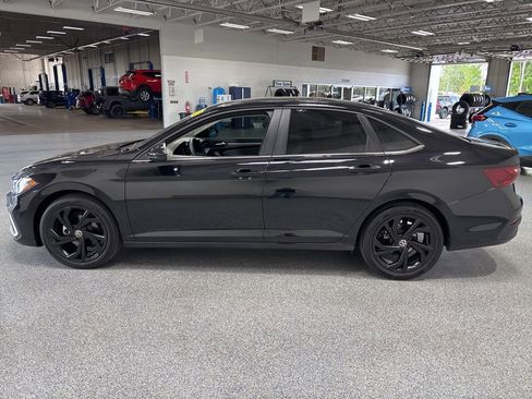 Used 2025 Volkswagen Jetta SE FWD image 4