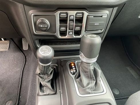 Used 2025 Jeep Wrangler Unlimited Sport AWD/4WD image 35
