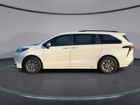 Used 2024 Toyota Sienna XLE FWD image 5
