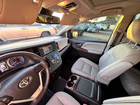 Used 2019 Toyota Sienna Limited Premium image 12