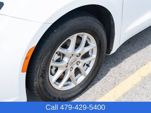 Used 2023 Chrysler Pacifica Touring-L FWD image 12