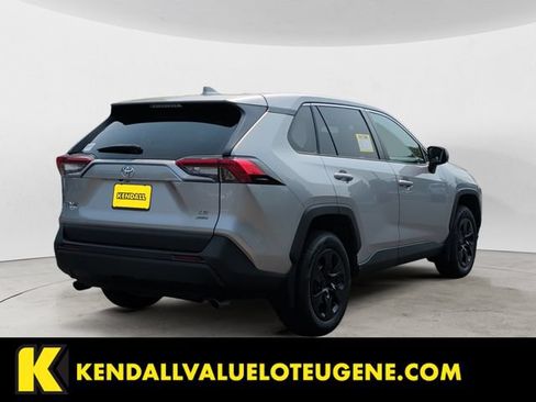 Used 2022 Toyota RAV4 LE AWD/4WD image 5