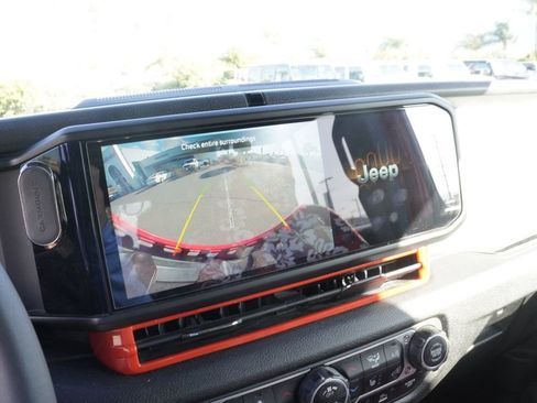 Used 2024 Jeep Wrangler Unlimited image 14