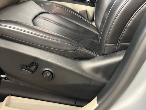 Used 2023 Chrysler Pacifica Touring-L w/ Uconnect Theater Family Group image 20